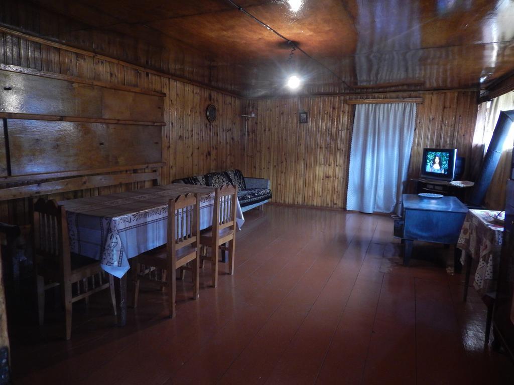 Valodia Guest House In Mestia Extérieur photo